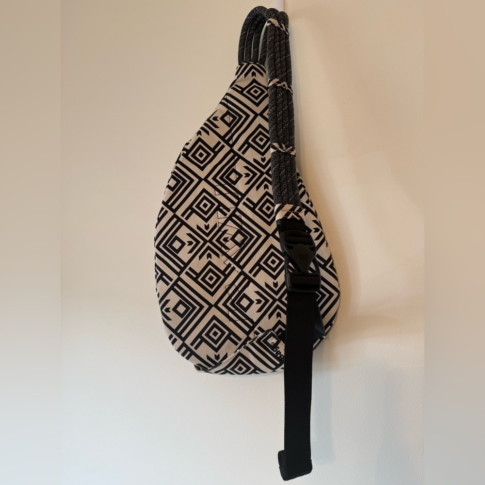 Kavu Black & Cream Geometric Sling Rope Bag in Lobby Tile - Picture 4 of 8